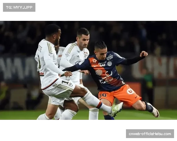 蒙彼利埃vs兰斯赛前，两队为已故法国足球名宿举行默哀仪式